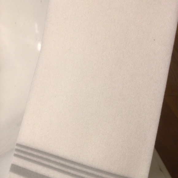 150 Silver Stripe Disposable Multipli Hand Towels NWT - Picture 6 of 7